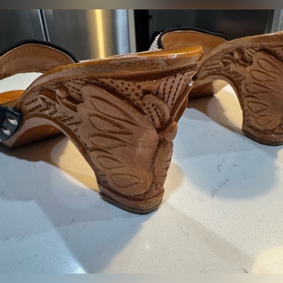 Crafts Hawaii Women's Off-White Beading W/ Black Trim Carved Wooden Clogs Size 6 - Picture 9 of 13